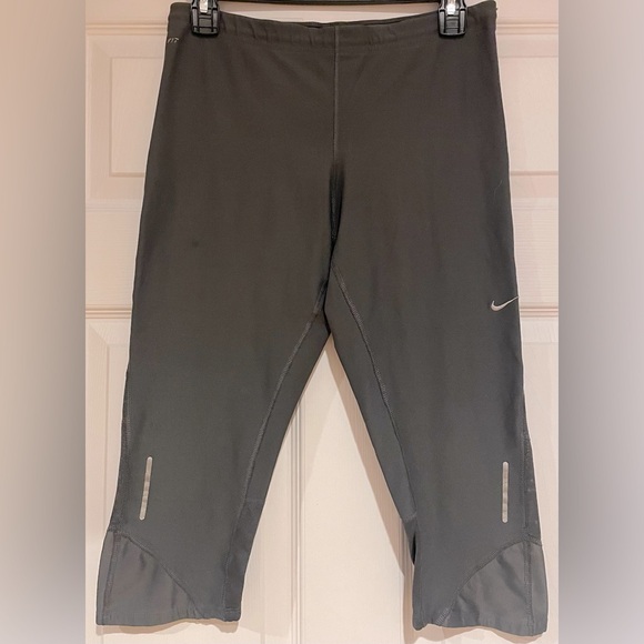 Nike Pants - ⭐️3/$15⭐️Nike Charcoal Cropped Leggings